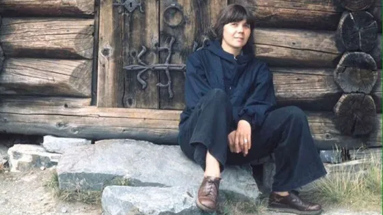  Elin Corneil sitting on steps in front of a doorway