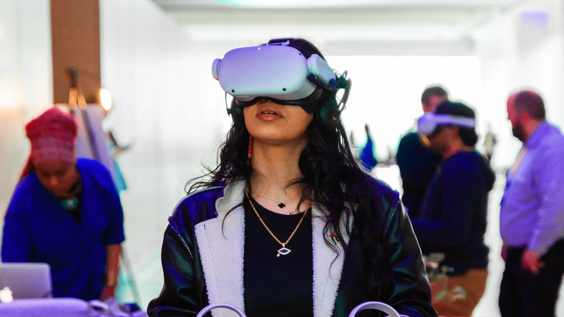 A woman stands with Meta Oculus 