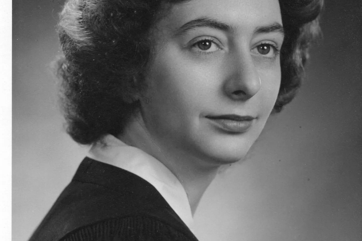 Lois Steen Headshot