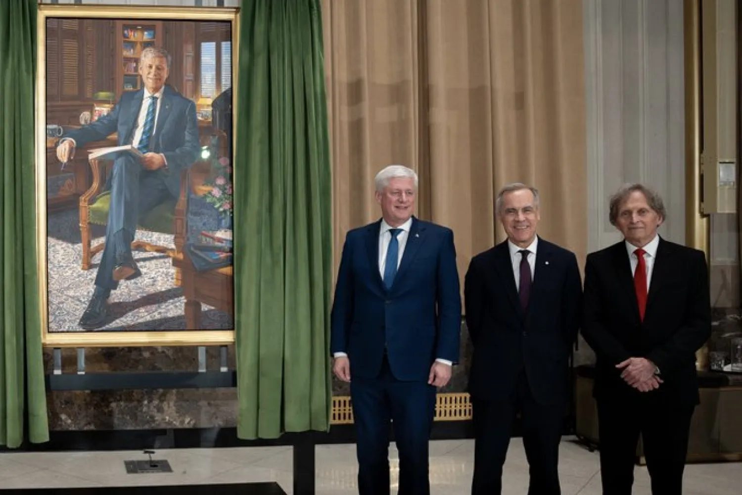 A large portrait painting on the left, and three men standing beside it: Stephen Harper, Mark Carney and Phil Richards. 