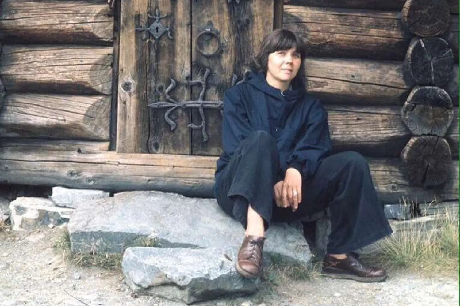  Elin Corneil sitting on steps in front of a doorway